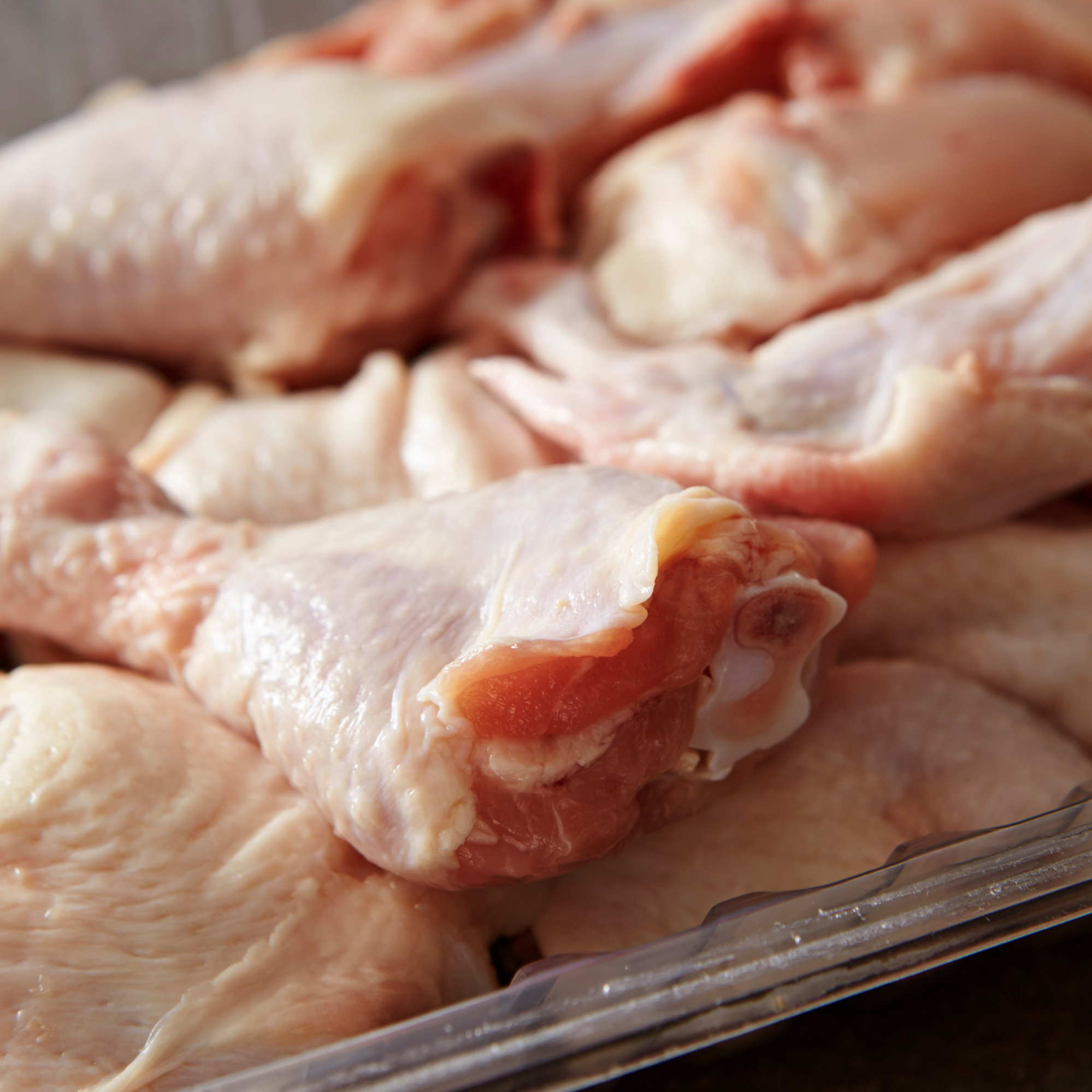 Bấm nhẹ vào ngực gà, da nên đàn hồi nhanh chóng. Nếu da chậm trở lại trạng thái ban đầu, có thể gà đã không còn tươi ngon.