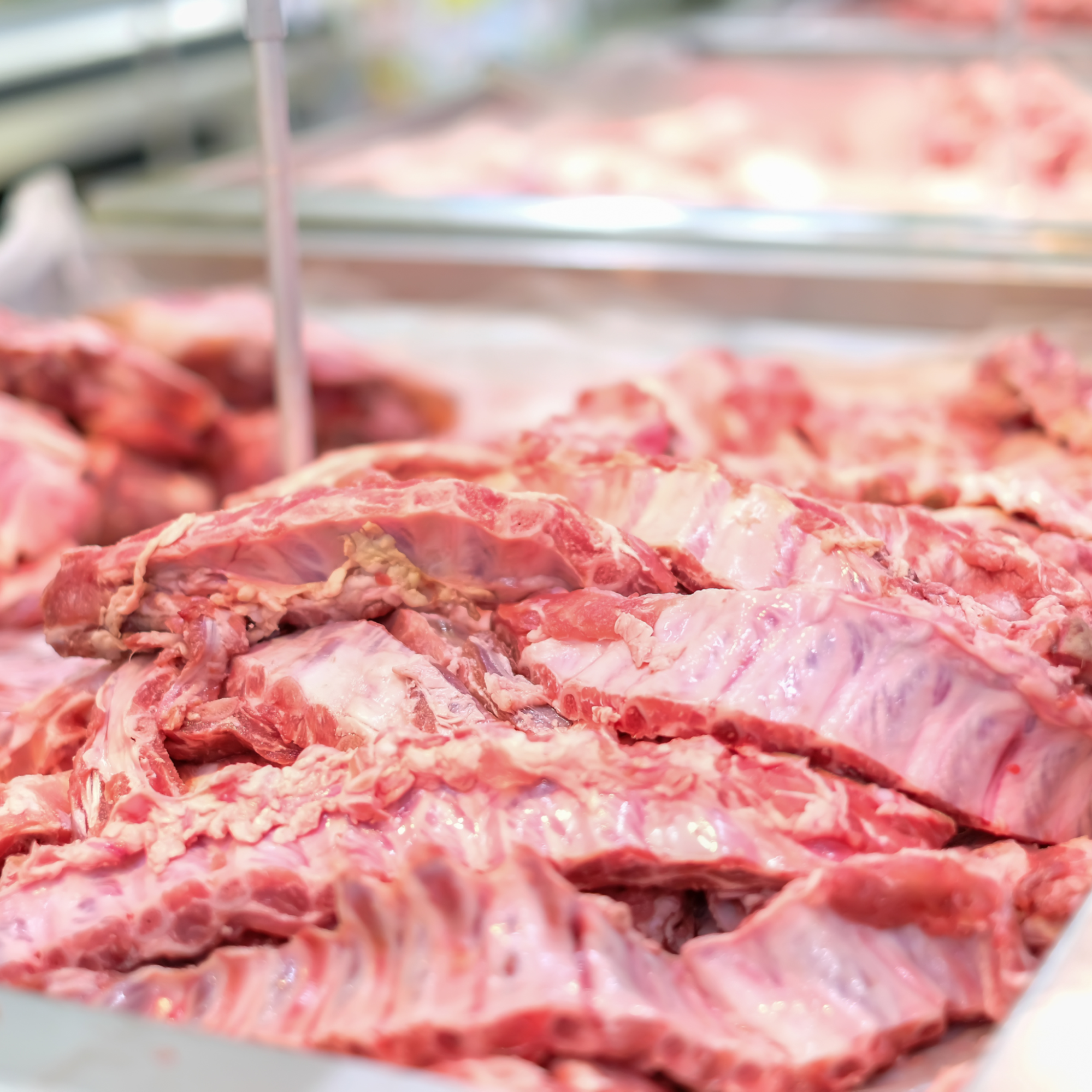 Hãy mua sườn non tại các cửa hàng thịt uy tín, có thương hiệu đáng tin cậy, và tuân thủ quy trình vệ sinh an toàn thực phẩm.